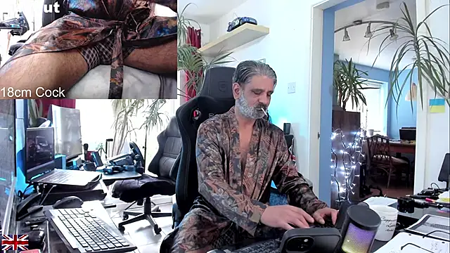 Snapshot of OnlineBossUK chatting on October 2025 04:31:02 PM OnlineBossUK online show from October 2025 04:31:02 PM