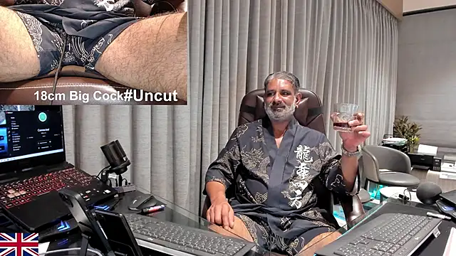 Snapshot of OnlineBossUK chatting on April 2026 11:18:02 PM OnlineBossUK online show from April 2026 11:18:02 PM