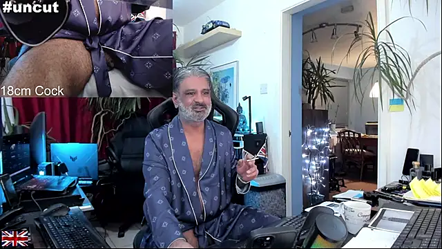 Snapshot of OnlineBossUK chatting on October 2025 10:01:02 PM OnlineBossUK online show from October 2025 10:01:02 PM