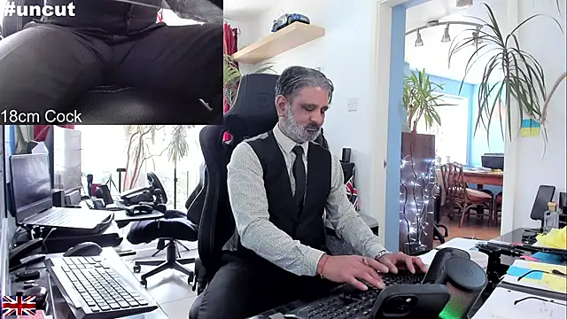Snapshot of OnlineBossUK chatting on October 2025 01:59:01 PM OnlineBossUK online show from October 2025 01:59:01 PM