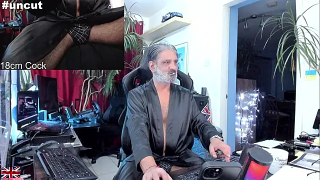 Snapshot of OnlineBossUK chatting on October 2025 06:52:02 PM OnlineBossUK online show from October 2025 06:52:02 PM