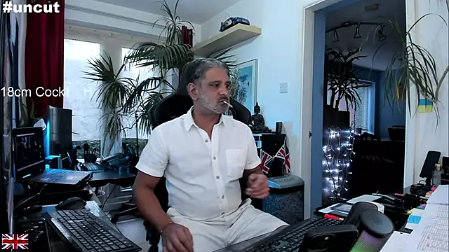 Snapshot of OnlineBossUK chatting on September 2025 06:06:01 PM OnlineBossUK online show from September 2025 06:06:01 PM
