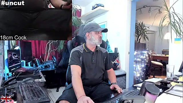 Snapshot of OnlineBossUK chatting on October 2025 06:11:01 PM OnlineBossUK online show from October 2025 06:11:01 PM