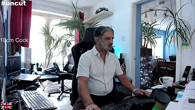 Snapshot of OnlineBossUK chatting on September 2025 03:44:02 PM OnlineBossUK online show from September 2025 03:44:02 PM