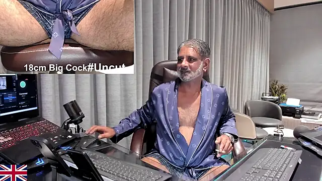 Snapshot of OnlineBossUK chatting on May 2026 05:32:02 PM OnlineBossUK online show from May 2026 05:32:02 PM