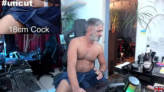 Snapshot of OnlineBossUK chatting on March 2025 02:04:01 AM OnlineBossUK online show from March 2025 02:04:01 AM