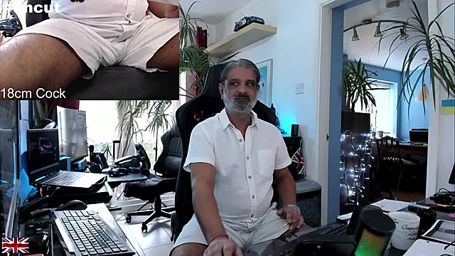 Snapshot of OnlineBossUK chatting on October 2025 01:34:02 PM OnlineBossUK online show from October 2025 01:34:02 PM