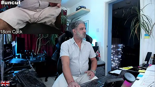 Snapshot of OnlineBossUK chatting on September 2025 10:42:02 PM OnlineBossUK online show from September 2025 10:42:02 PM
