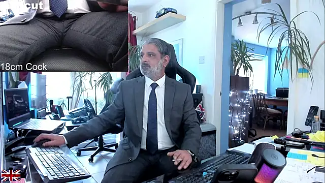 Snapshot of OnlineBossUK chatting on September 2025 11:49:02 AM OnlineBossUK online show from September 2025 11:49:02 AM