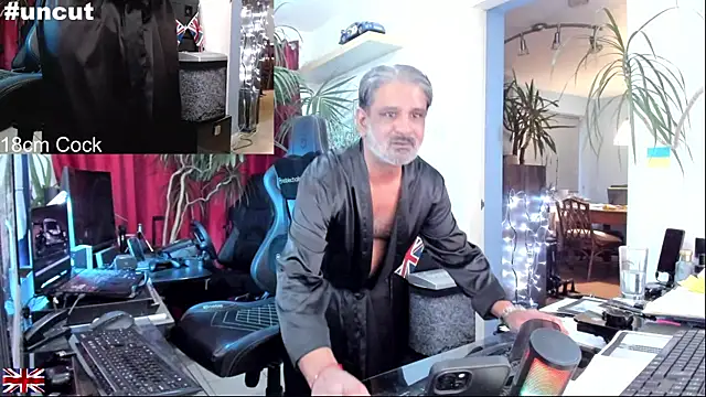 Snapshot of OnlineBossUK chatting on October 2025 06:15:01 AM OnlineBossUK online show from October 2025 06:15:01 AM