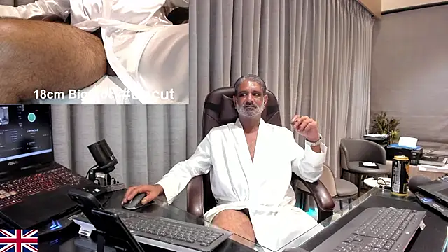 Snapshot of OnlineBossUK chatting on May 2026 04:50:02 PM OnlineBossUK online show from May 2026 04:50:02 PM