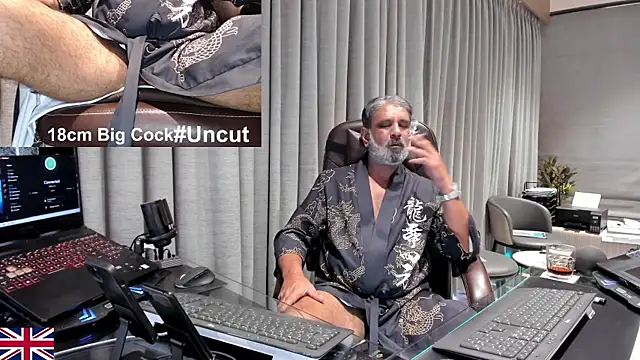 Snapshot of OnlineBossUK chatting on May 2026 08:28:02 AM OnlineBossUK online show from May 2026 08:28:02 AM