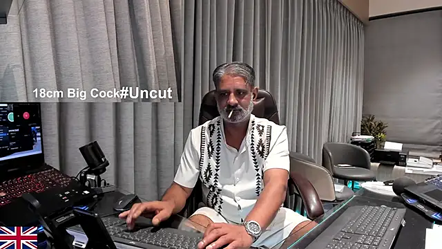 Snapshot of OnlineBossUK chatting on April 2026 05:37:02 PM OnlineBossUK online show from April 2026 05:37:02 PM