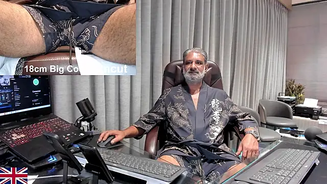 Snapshot of OnlineBossUK chatting on May 2026 11:21:02 AM OnlineBossUK online show from May 2026 11:21:02 AM