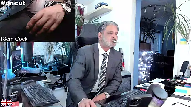 Snapshot of OnlineBossUK chatting on September 2025 06:10:01 PM OnlineBossUK online show from September 2025 06:10:01 PM