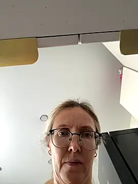 Snapshot of angelmommu chatting on October 2025 08:23:02 AM angelmommu online show from October 2025 08:23:02 AM