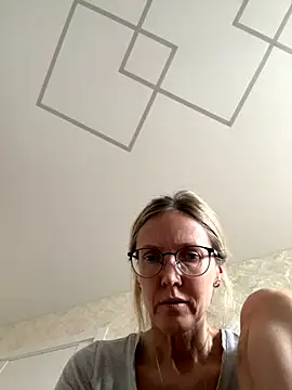 Snapshot of angelmommu chatting on November 2025 09:57:01 AM angelmommu online show from November 2025 09:57:01 AM