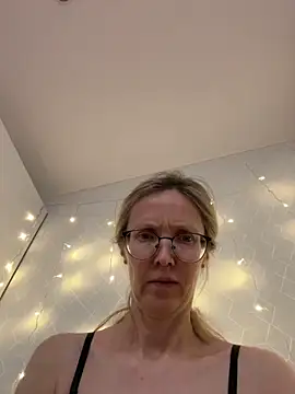 Snapshot of angelmommu chatting on February 2026 12:17:02 PM angelmommu online show from February 2026 12:17:02 PM