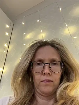 Snapshot of angelmommu chatting on February 2026 02:40:01 PM angelmommu online show from February 2026 02:40:01 PM