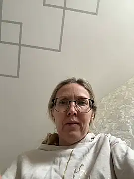 Snapshot of angelmommu chatting on February 2026 09:42:02 AM angelmommu online show from February 2026 09:42:02 AM