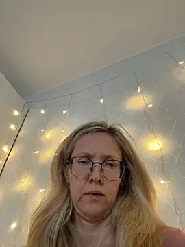 Snapshot of angelmommu chatting on February 2026 08:58:02 AM angelmommu online show from February 2026 08:58:02 AM