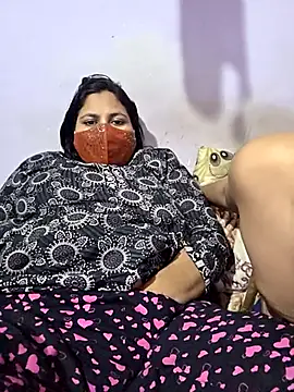 Snapshot of MOM-SUN-COUPLE chatting on September 2025 07:13:02 PM MOM-SUN-COUPLE online show from September 2025 07:13:02 PM