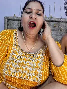 Snapshot of MOM-SUN-COUPLE chatting on March 2025 05:07:02 PM MOM-SUN-COUPLE online show from March 2025 05:07:02 PM