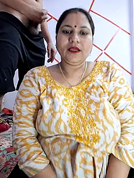 Snapshot of MOM-SUN-COUPLE chatting on March 2025 06:11:02 PM MOM-SUN-COUPLE online show from March 2025 06:11:02 PM