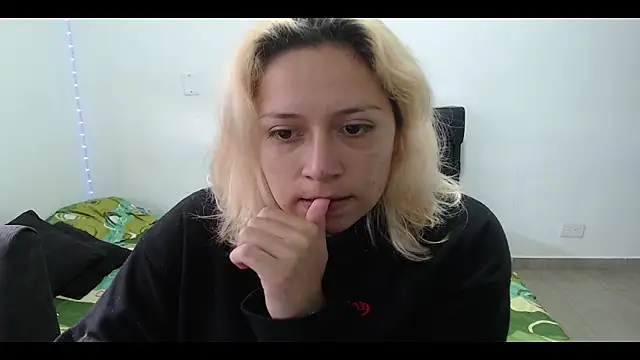 Snapshot of MommyMiaWs chatting on February 2025 07:49:02 PM MommyMiaWs online show from February 2025 07:49:02 PM