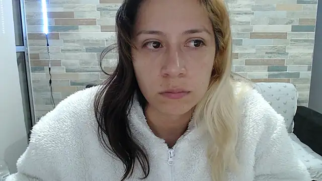 Snapshot of MommyMiaWs chatting on October 2025 02:37:02 AM MommyMiaWs online show from October 2025 02:37:02 AM
