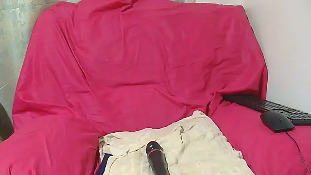 Snapshot of sluttylaura21 chatting on April 2026 10:38:02 PM sluttylaura21 online show from April 2026 10:38:02 PM