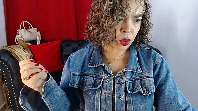 Abril Beltran  online show from February 2026 10:01:01 PM