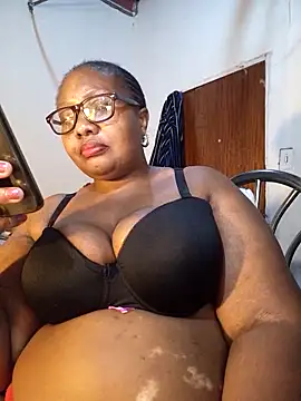 Snapshot of YELLOW_BONE chatting on November 2025 08:52:02 PM YELLOW BONE online show from November 2025 08:52:02 PM