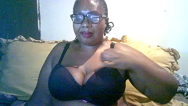 Snapshot of YELLOW_BONE chatting on November 2025 09:07:02 PM YELLOW BONE online show from November 2025 09:07:02 PM