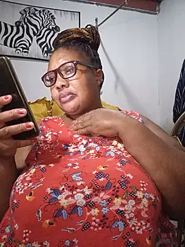 Snapshot of YELLOW_BONE chatting on June 2026 08:30:01 PM YELLOW BONE online show from June 2026 08:30:01 PM