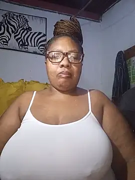 Snapshot of YELLOW_BONE chatting on May 2026 11:44:01 PM YELLOW BONE online show from May 2026 11:44:01 PM