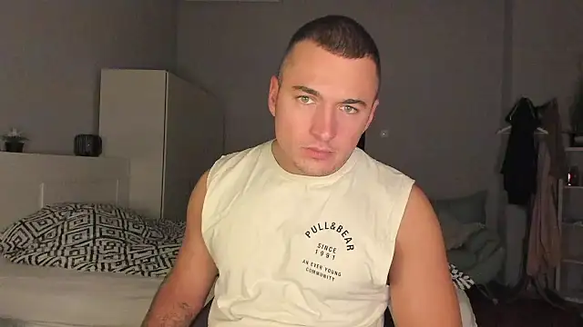 paulblack21 online show from November 2025 09:30:01 PM