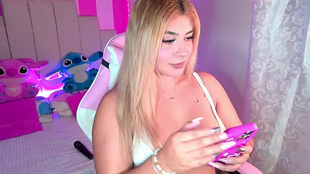 Snapshot of AliiceBrown_ chatting on October 2025 04:17:02 AM AliiceBrown online show from October 2025 04:17:02 AM