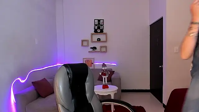 Kristen Garner online show from November 2025 08:31:01 PM