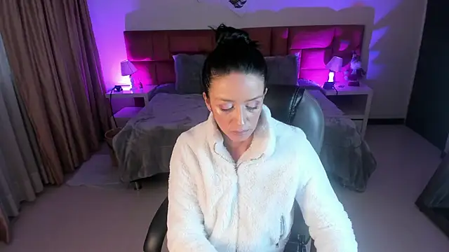 Kristen Garner online show from November 2025 09:25:01 PM