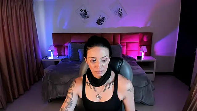 Kristen Garner online show from November 2025 07:39:01 PM