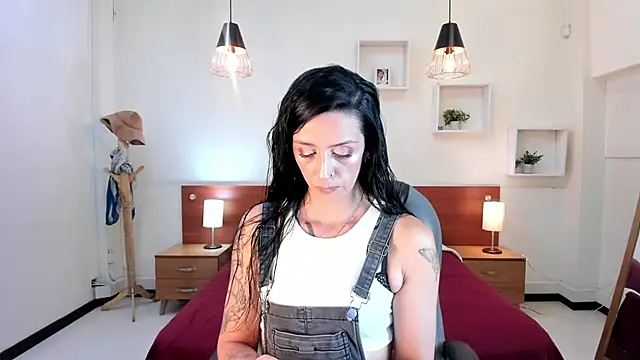 Kristen Garner online show from February 2025 08:45:01 PM