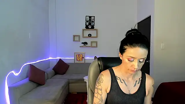 Kristen Garner online show from November 2025 08:31:02 PM