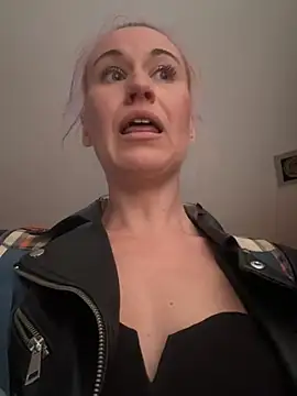 Snapshot of Dina-Light chatting on February 2025 02:35:02 PM Dina-Light online show from February 2025 02:35:02 PM