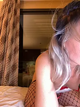 Snapshot of Dina-Light chatting on December 2024 11:11:01 PM Dina-Light online show from December 2024 11:11:01 PM