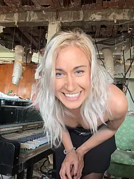 Snapshot of Dina-Light chatting on February 2025 01:29:01 PM Dina-Light online show from February 2025 01:29:01 PM