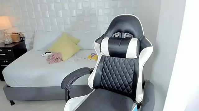 anny rouse24 online show from April 2026 02:35:01 AM