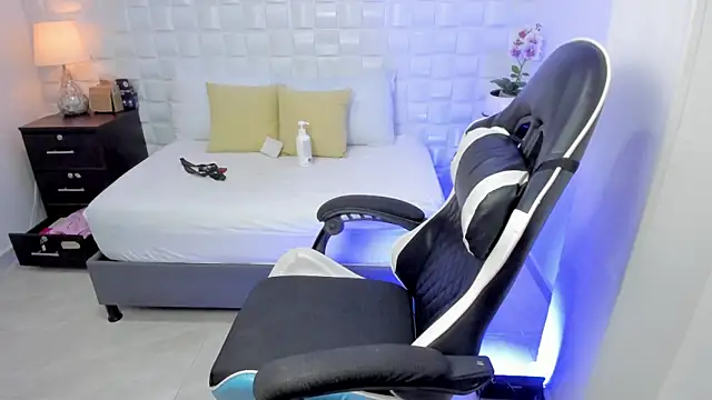 anny rouse24 online show from April 2026 02:28:01 AM