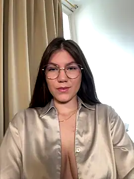 AmelieLaurent  online show from November 2025 04:00:02 PM