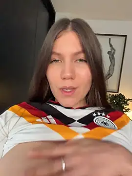 AmelieLaurent  online show from August 2026 07:00:02 PM